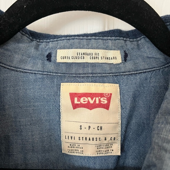 Levi’s Jean shirt - Picture 6 of 7